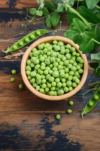 Verse Biologische Groene Erwten Rustieke Houten Achtergrond — Stockfoto