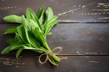 Taze organik adaçayı grup eski rustik ahşap tablo.