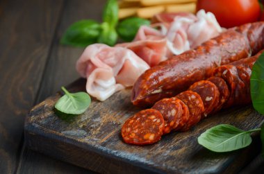 Chorizo sosis. İspanyol geleneksel chorizo sosis ve taze otlar ve domates ile jambon.