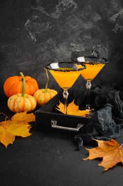 Mevsimlik kokteyl kabak Martini ya da Pumpkintini siyah tuz RIM seçici odak ile