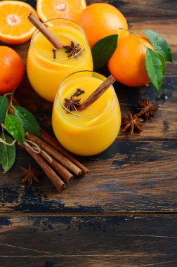 Sonbahar Kış kokteyl sıcak baharatlı portakal yumrukla anason tarçın ve karanfil seçici odak