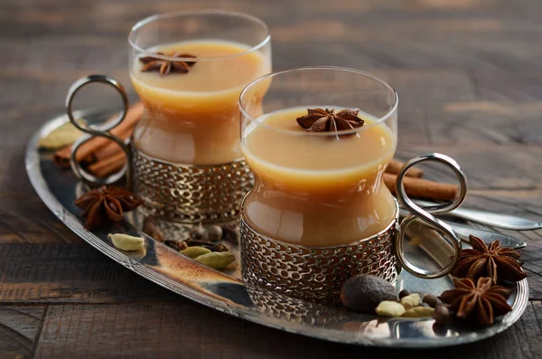 インドのマサラ チャイ 素朴な木製のテーブルのビンテージのカップでミルクとチャイ — ストック写真