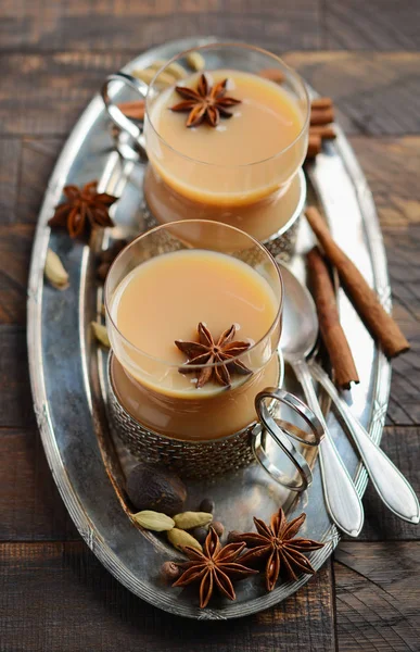 インドのマサラ チャイ 素朴な木製のテーブルのビンテージのカップでミルクとチャイ — ストック写真