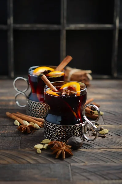 Glühwein Mit Orangen Und Gewürzen Auf Dem Alten Holztisch — Stockfoto