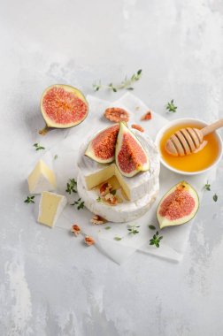 İncir, kekik, bal ve fındık, seçici odak Brie veya camembert peyniri.