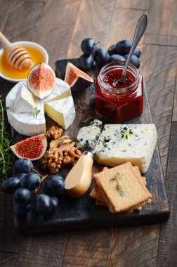 Üzüm, incir, kraker, tatlım, Erik jöle, kekik ve fındık, seçici odak ile peynir tabağı.
