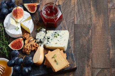 Üzüm, incir, kraker, tatlım, Erik jöle, kekik ve fındık, seçici odak ile peynir tabağı.