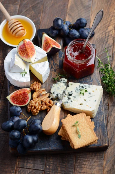 Üzüm, incir, kraker, tatlım, Erik jöle, kekik ve fındık, seçici odak ile peynir tabağı.