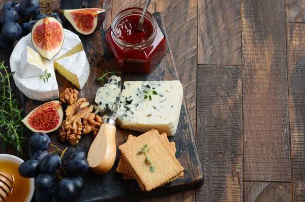 Üzüm, incir, kraker, tatlım, Erik jöle, kekik ve fındık, seçici odak ile peynir tabağı.