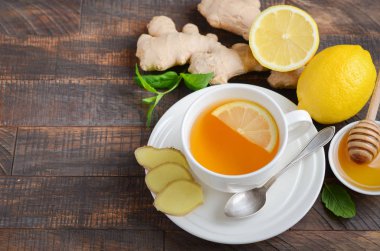 Kök çay limonlu zencefil ve ahşap arka plan seçici odak kopya alanı tatlım