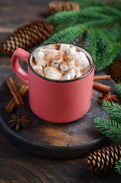 Heiße Schokolade Mit Marshmallows Auf Rustikalem Holzgrund Weihnachtskonzept Mit Tannenzweigen — Stockfoto