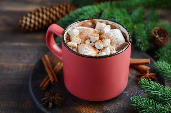 Heiße Schokolade Mit Marshmallows Auf Rustikalem Holzgrund Weihnachtskonzept Mit Tannenzweigen — Stockfoto