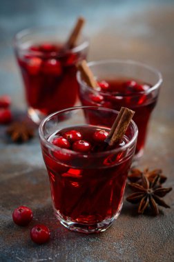 Cranberries ile kırmızı şarap mulled.