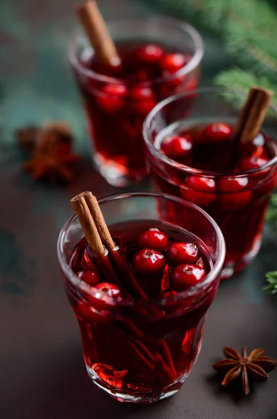 Glühwein Mit Preiselbeeren Urlaubskonzept Mit Tannenzweigen Und Gewürzen Verziert — Stockfoto