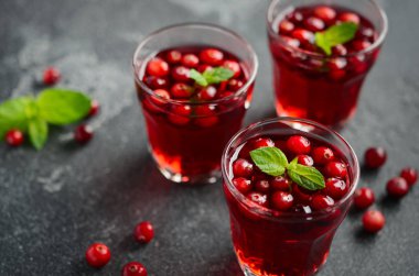 Kızılcık ve karanlık beton zemin üzerine nane ile kokteyl serinletici