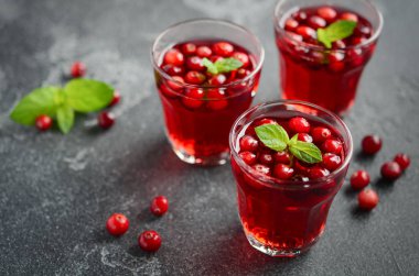 Kızılcık ve karanlık beton zemin üzerine nane ile kokteyl serinletici