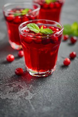 Kızılcık ve karanlık beton zemin üzerine nane ile kokteyl serinletici