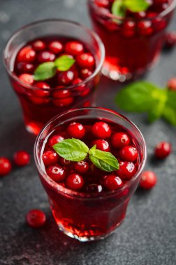 Kızılcık ve karanlık beton zemin üzerine nane ile kokteyl serinletici