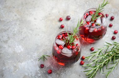 Soğuk içecek kızılcık ve gri beton zemin üzerine biberiye ile yenileme