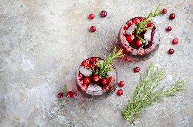 Soğuk içecek kızılcık ve gri beton zemin üzerine biberiye ile yenileme