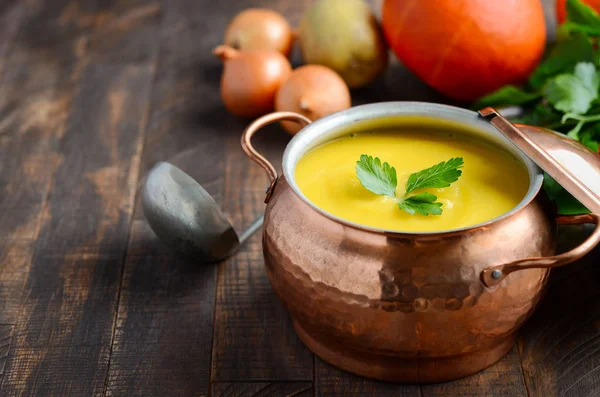 Hausgemachte Kürbissuppe Kasserolle Auf Holzgrund Selektiver Fokus — Stockfoto