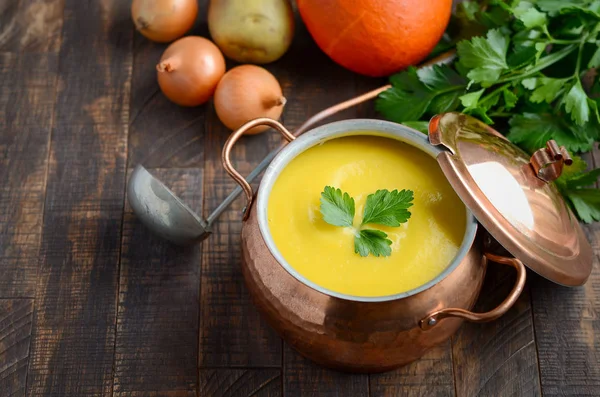 Hausgemachte Kürbissuppe Kasserolle Auf Holzgrund Selektiver Fokus — Stockfoto