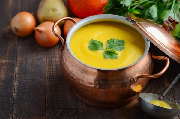 Hausgemachte Kürbissuppe Kasserolle Auf Holzgrund Selektiver Fokus — Stockfoto