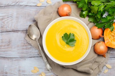 Rustik ahşap masa, üstten görünüm, düz kabak kremalı çorba yatıyordu, kopya alanı.