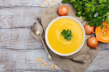 Rustik ahşap masa, üstten görünüm, düz kabak kremalı çorba yatıyordu, kopya alanı.