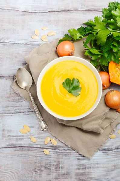 Kürbiscremesuppe Auf Rustikalem Holztisch Draufsicht Flache Lage Kopierraum — Stockfoto