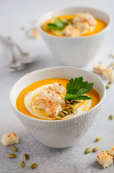 Kürbissuppe Mit Sahne Croutons Kürbiskernen Und Petersilie Auf Grauem Beton — Stockfoto