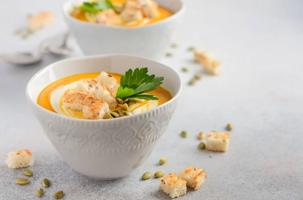 Kürbissuppe Mit Sahne Croutons Kürbiskernen Und Petersilie Auf Grauem Beton — Stockfoto