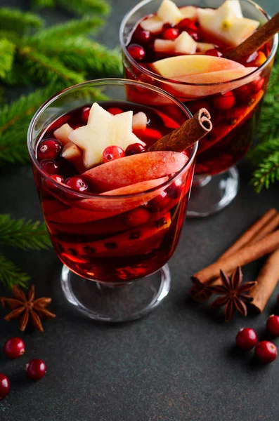 Weihnachtsglühwein Mit Apfel Orange Und Preiselbeeren Urlaubskonzept Mit Tannenzweigen Preiselbeeren — Stockfoto