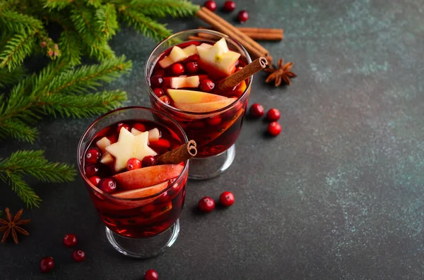 圣诞节热葡萄酒与苹果 橙和蔓越莓 用杉木树枝 蔓越莓和香料装饰的假日概念 — 图库照片