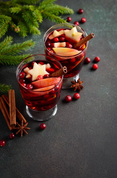 Weihnachtsglühwein Mit Apfel Orange Und Preiselbeeren Urlaubskonzept Mit Tannenzweigen Preiselbeeren — Stockfoto
