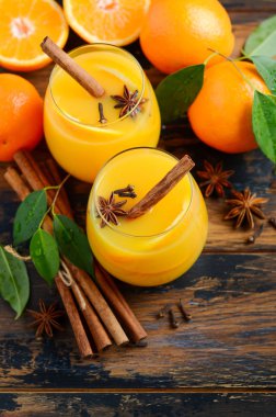 Sonbahar Kış kokteyl sıcak baharatlı portakal yumrukla anason tarçın ve karanfil seçici odak