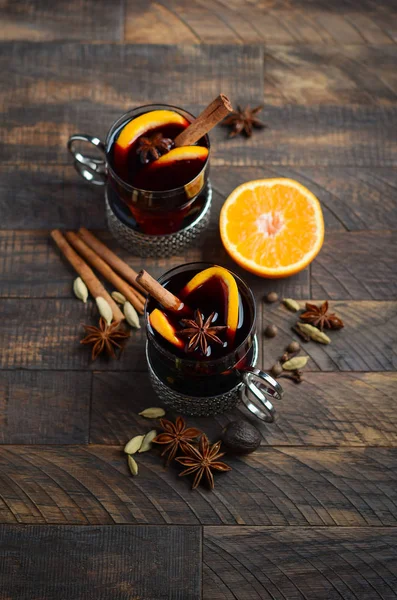 Vinho Mulled Com Laranjas Especiarias Mesa Madeira Velha — Fotografia de Stock