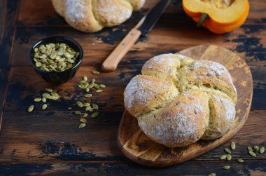 Tohumlar üzerinde ahşap kesme tahtası ile taze pişmiş kabak ekmek.