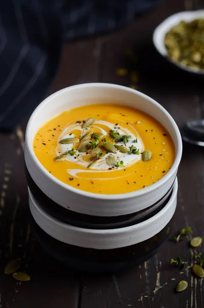 Soupe Crème Citrouille Avec Crème Graines Citrouille Sur Table Bois — Photo