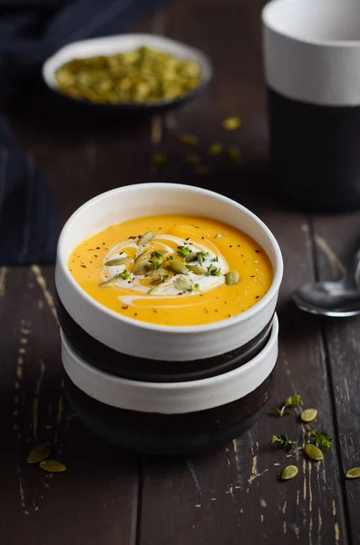 Kürbiscremesuppe Mit Sahne Und Kürbiskernen Auf Dunklem Rustikalem Holztisch — Stockfoto