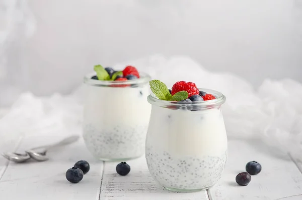 Pudim Semente Chia Com Bagas Frescas Uma Mesa Madeira Branca — Fotografia de Stock