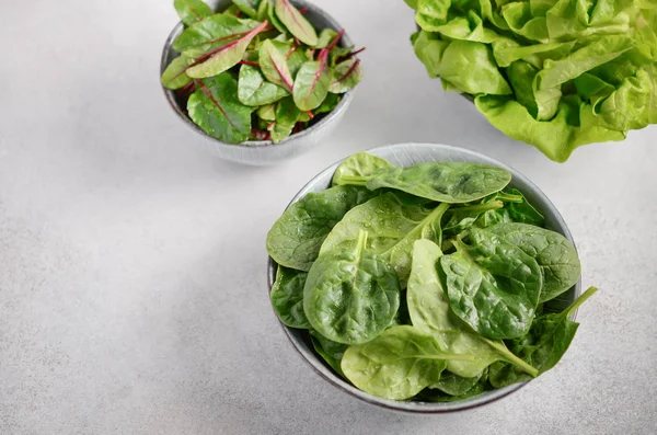 Frische Grüne Salatblätter Einer Schüssel Auf Grauem Betongrund Selektiver Fokus — Stockfoto