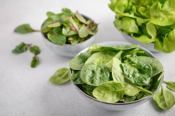 Frische Grüne Salatblätter Einer Schüssel Auf Grauem Betongrund Selektiver Fokus — Stockfoto
