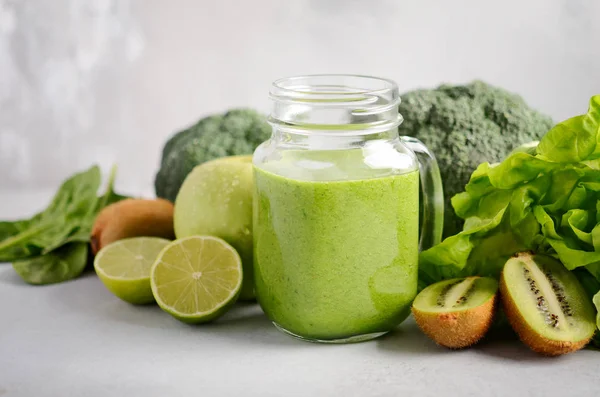 Färsk Grön Smoothie Burk Med Ingredienser Grå Betong Bakgrund Selektivt — Stockfoto