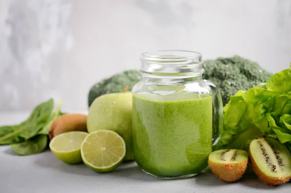 Smoothie Verde Fresco Frasco Com Ingredientes Fundo Concreto Cinza Foco — Fotografia de Stock