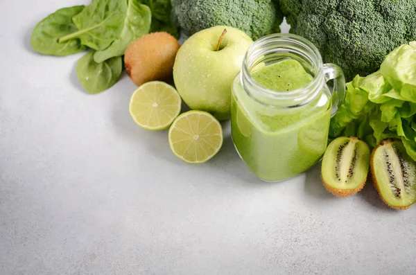 Batido Verde Fresco Frasco Con Ingredientes Sobre Fondo Hormigón Gris — Foto de Stock