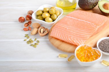 Sağlıklı Doymamış yağlar omega 3 - balık, avokado, zeytin, fındık ve tohumlar, seçici odak yelpazesi.