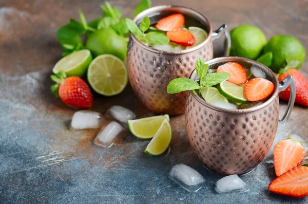Moscow Mule Cocktail Ginger Beer Vodka Lime Strawberries Mint Cooper — Stock Photo, Image