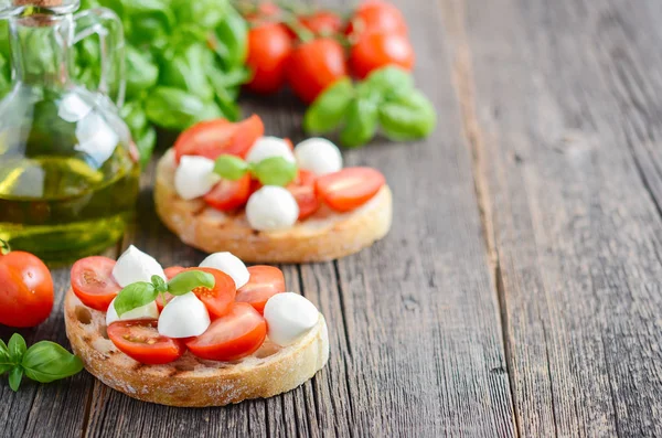 Bruschetta Pomidorami Cherry Mozzarella Rustykalny Drewniany Stół Selektywne Skupienie — Zdjęcie stockowe