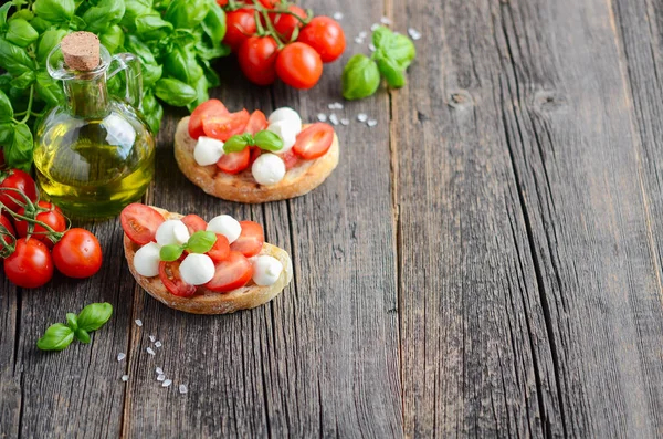 Bruschetta Com Tomates Cereja Mussarela Mesa Madeira Rústica Foco Seletivo — Fotografia de Stock